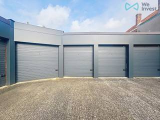 Verzorgde garagebox met elektrische toegangspoort in het centrum van Brugge, vlakbij de Langestraat. <br />Diepte 4.70m<br />Breedte 2.40m<br />Vrije hoogte 2.25m