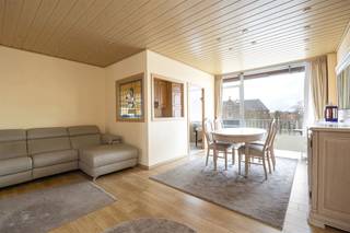 <p><span> </span></p><p><span>Heerlijk wonen op een centrale locatie met alles vlakbij?  Dan is dit lichtrijk appartement op de vierde verdieping van een verzorgd gebouw in Hoboken iets voor jou. Met twee slaapkamers, een zonnig zuidoostgericht terras met zonneluifel en een ruime leefruimte in warme houttinten, woon je hier comfortabel én praktisch. Winkels, openbaar vervoer en parkeerplek vind je allemaal vlak voor de deur — ideaal voor wie houdt van gemak en bereikbaarheid.</span></p><p><span> </span></p><p><span>Rustig &amp; gezellig</span></p><p><span>Je komt binnen via een inkomhal met parketlaminaat in lichte houtlook en glazen sierdeuren die de leefruimte afscheiden. De ruime living baadt in het licht dankzij grote ramen en biedt toegang tot het zonnige terras. De lichte parketvloer loopt naadloos door in de aangrenzende keuken, wat zorgt voor een open, ruimtelijk gevoel. De keuken is uitgerust met een inductiekookplaat, ingebouwde koelkast, aluminium spoelbak en chromen kraanwerk. De lichte kasten en het kunststof werkblad in natuursteenlook zorgen voor een frisse uitstraling. Het raam biedt een fijn uitzicht op de Steynstraat, terwijl een kleurrijke mozaïek zorgt voor een speels accent.</span></p><p><span> </span></p><p><span>Comfortabel &amp; praktisch</span></p><p><span>De badkamer is volledig betegeld in wit en voorzien van een dubbele wastafel, spiegelkast, douchecabine en aansluiting voor wasmachine en droogkast. Verder is er een apart toilet, een handige berging met legplanken, en twee slaapkamers.  De master bedroom en tweede slaapkamer liggen aan de rustige achterzijde, met zicht op een rustige woonwijk. Beide kamers hebben een parketlaminaatvloer in lichte houttint — gezellig en onderhoudsvriendelijk.</span></p><p><span> </span></p><p><span>Centrale ligging in Hoboken</span></p><p><span>Hier woon je in het hart van Hoboken, op wandelafstand van bakkers, supermarkten, kappers en gezellige eetplekken. Openbaar vervoer? De bus stopt letterlijk in de straat. En voor wie met de auto werkt: dankzij de ruime parkeergelegenheid en de nabijheid van de Antwerpse ring ben je overal in een mum van tijd. Op zonnige dagen geniet je op het terras van ca 7 m² van de ochtend- en middagzon, beschut door de oranje zonneluifel. Perfect om even tot rust te komen met een koffie of een boek.</span></p><p><span> </span></p>