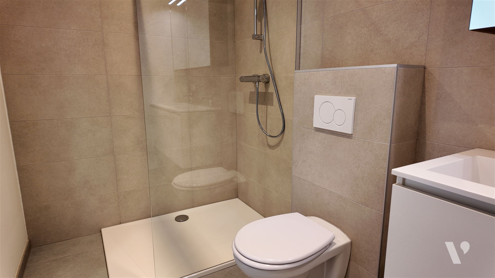 Volledig vernieuwd appartement; 2 slaapkamers en garagebox - foto 4