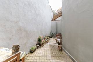<p><strong>De woning is gelegen</strong><span> op het marktplein van Merksem en in de directe nabijheid van invalswegen, winkels, scholen, openbaar vervoer, </span><span>Park Rozendaal en het Runcvoortpark</span><span>. </span></p><p><br /></p><p><strong>De woning bestaat uit </strong><span>een open leefruimte met laminaat, hoge plafonds en grote raampartijen - een open keuken die aansluit aan de koer - een authentieke houten trap - op het eerste verdiep is er een ruime slaapkamer met de mogelijkheid hier twee slaapkamers van te maken - een badkamer met douchecabine en toilet - op de tweede verdieping zijn er twee slaapkamers - een tweede badkamer met bad en toilet - een vliering - de woning is volledig onderkelderd en droog.</span></p><p><br /></p><p><strong>Troeven: </strong><span>Mogelijkheid om een 4de slaapkamer te creëren -</span><strong> </strong><span>Grote droge kelder - Prachtige voorgevel en authentieke trap - Zonnige koer - Toplocatie</span></p>