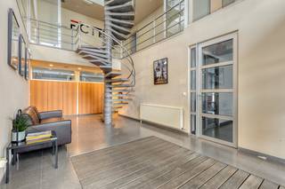 This ready-to-move-in and easily accessible business building is located in Destelbergen, near the R4. The building has a ground floor area of approximately 240 m², divided into office and storage space, equipped with a kitchenette and sanitary facilities. At the back of the building, there is a spacious terrace with a garden that overlooks the surrounding fields. On the first floor, there is approximately 300 m² of office space, with a stylish glass loft in the center. Thanks to the immediate vicinity of the R4, the property is easily accessible, both by car and by bike. There are 15 parking spaces at the back, including a charging station with two charging points for electric cars. A velobox is available for cyclists for safe and practical storage. In addition, solar panels generate renewable energy. Surface: - Ground floor: approx. 240 m² - First floor: approx. 300 m²Specifications: - Kitchenette- Sanitary - Ventilation system (type D)- Alarm system- LED lighting- System ceiling- Carpet tile/carpet floor- Natural gas heating via radiators - Heating/cooling via Daikin heat pump (air-air)- HR glass- Built-in wall cabinets- Sun protection (stores) - 15 parking spaces- Velobox Availability: From 01/01/2026. Are you interested in this business building for rent in Destelbergen? Contact us at business.gent@dewaele.com or 09 245 35 35 for more info or a visit.