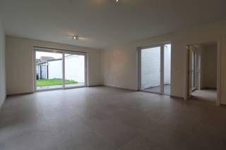 <strong>Instapklaar appartement</strong> te huur gelegen langs de Scheepvaartstraat 13 te Gent zonder syndicuskosten.<br />Dit appartement beschikt over alle <strong>hedendaagse comfort</strong> en is bovendien <strong>bijzonder lichtrijk</strong>!<br />Het is uitstekend gelegen in Gent, dichtbij Dok Noord, met een vlotte verbinding naar het centrum en de belangrijkste invalswegen.<br />Ideaal voor wie rustig wil wonen met de stad binnen handbereik.<br /><br />Het appartement heeft een bewoonbare oppervlakte van 82 m² en beschikt over een zonnige, <strong>Zuidgerichte tuin van 40 m²</strong> waar je de hele dag van de zon kan genieten. Daarnaast is er ook nog een <strong>extra terras </strong>aanwezig.<br /><strong>Gelijkvloers appartement</strong> bestaat uit een aparte inkom en een <strong>ruime en lichtrijke leefruimte </strong>met <strong>open keuken </strong>en <strong>zicht op de tuin</strong>.<br />De keuken is<strong> volledig geïnstalleerd </strong>met o.a. oven, frigo en vaatwasser. Verder is er nog een <strong>praktische (was)berging</strong>.<br />Er zijn <strong>twee volwaardige slaapkamers</strong>, een <strong>badkamer </strong>en een <strong>apart toilet</strong>.<br />In de huurprijs zit reeds een <strong>privé garagebox inbegrepen</strong>, daarnaast is er ook een <strong>gemeenschappelijke fietsenberging</strong>. Er zijn <strong>geen syndicuskosten.</strong> <br /><br />Nog enkele pluspunten van dit appartement:<br /><strong>🚗 PRIVÉ GARAGEBOX EN FIETSENBERGING INBEGREPEN<br />💸 GEEN SYNDICUSKOSTEN</strong><br /><strong>✨ ENERGIEZUINIG: ZONNEPANELEN <br />⚪ VOLLEDIG GESCHILDERD <br />🛋️ INCL. LICHTARMATUREN EN LAMELLEN<br />☀️ ZUIDGERICHTE TERRASSEN EN TUIN<br />🍀 RUSTIG GELEGEN </strong><br /><em>Leuke extra! Je kan gebruik maken van een promotie bij Telenet of Proximus.<br />Bij de leverancier naar keuze krijg je 6 maanden gratis internet/TV/telefonie.</em><br /><br /><strong>Huurprijs € 1.300 per maand.<br />Het appartement is onmiddellijk beschikbaar. </strong><br /><br />Bezoeken zijn enkel aan te vragen via MijnHuurprofiel: https://mijnhuurprofiel.be/property/880c826e-6c75-47de-a07a-59acdab7b357/login<br />DOMICILIE VERPLICHT