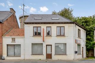 Deze goedgelegen eigendom (gekadastreerd als handelshuis), oorspronkelijk daterend uit de jaren ’30, combineert een ruime gelijkvloerse handelsruimte met boven een aangenaam woongedeelte met 3 slaapkamers en 2 badkamers. Er is ook een terras aanwezig van 24m².
Door de ligging langs de steenweg is er bovendien een uitstekende zichtbaarheid. Er is tevens een ingang naar het woongedeelte op de bovenverdieping en een aparte ingang naar de handelsruimte op het gelijkvloers.
De gelijkvloerse ruimte biedt diverse mogelijkheden voor een handelszaak, kantoor, praktijk of vrij beroep, waardoor dit pand bijzonder geschikt is voor wie wonen en werken wil combineren, MAAR -mits de nodige vergunning- kan hier ook een zeer ruime gezinswoning van gemaakt worden!
Op de eerste verdieping bevinden zich een ruime leefruimte, open keuken, slaapkamer, apart toilet en badkamer. Het tweede verdiep bevat nog 2 slaapkamers en een badkamer met douche, lavabo en wc. Het ruime terras van ca. 24 m² zorgt voor een aangename buitenruimte en er is ook nog een kelder als stockageruimte!
EPC score: F (1097 kWh/m²)- 3953395
Door de jaren heen werden er al zaken aangepakt. Zo werd het dak al een keer vernieuwd en ook de houten ramen beschikken over dubbele beglazing.
Troeven
Uitstekende zichtbaarheid langs de steenweg
Ruime voormalige handelsruimte
Woongelegenheid met 3 slaapkamers
Terras van ca. 24 m²
Asbestveilig! (maar niet asbestvrij)
Indien u interesse hebt in een bezoek, aarzel niet om mij te contacteren via jessie.deneve@casaconsult.be
