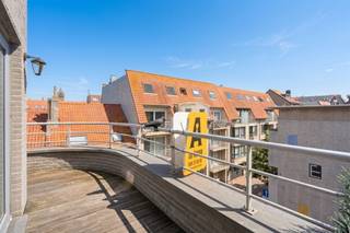 <h3><span>Instapklaar duplexappartement met zonneterras op toplocatie in Bredene</span></h3><p><span>Op zoek naar een ruim en lichtrijk appartement vlak bij zee? Dit uitstekend onderhouden duplexappartement op de 3de en 4de verdieping combineert ruimte, comfort en een uitstekende ligging in het hart van Bredene.</span></p><p><span>Het hoekappartement geniet van veel natuurlijke lichtinval en beschikt over een grote zonnige leefruimte met een ruime open, volledig ingerichte keuken. Aansluitend vindt u een aangenaam zonneterras waar u in alle rust van de zon kan genieten.</span></p><p><span>Indien u wenst, is het mogelijk een warmtepomp te installeren in het appartement.</span></p><p><span>De duplex omvat verder:</span></p><ul><li><span>3 volwaardige slaapkamers </span></li><li><span>badkamer met moderne inloopdouche </span></li><li><span>2 praktische bergingen </span></li><li><span>2 aparte toiletten </span></li><li><span>conforme elektrische installatie </span></li><li><span>instapklare afwerking </span></li></ul><p><span>Dankzij de hoekligging geniet het appartement van een open gevoel, veel licht en een aangename oriëntatie.</span></p><p><span>Topligging op wandelafstand van zee, winkels en tramhalte ideaal als vaste woonst, tweede verblijf of investering.</span></p><p><span>Mogelijkheid tot aankoop van een garage in dezelfde straat.</span></p><p><span>Troeven:<br />Ruim duplexappartement<br />Veel lichtinval<br />Zonnig terras<br />3 slaapkamers<br />Elektriciteit conform<br />Goed onderhouden en instapklaar<br />Nabij zee, winkels en openbaar vervoer</span></p><p><span>Interesse? Contacteer ons voor een bezoek!</span></p>