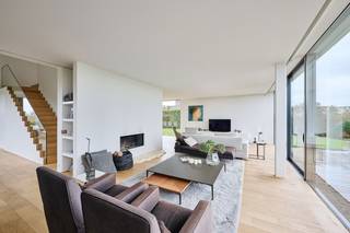 Op een rustige locatie met uitstekende verbindingen in Heikruis kan u deze stijlvolle moderne villa terugvinden op een terrein van meer dan 15...