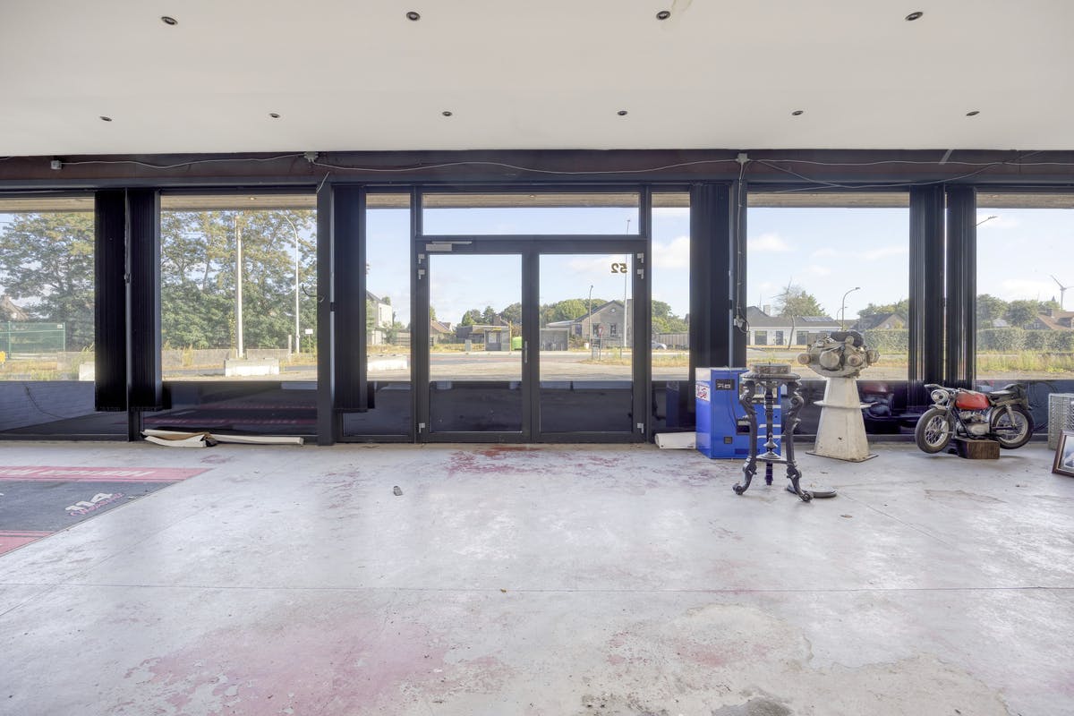 House with offices and warehouse in Adegem (Maldegem) - photo 5