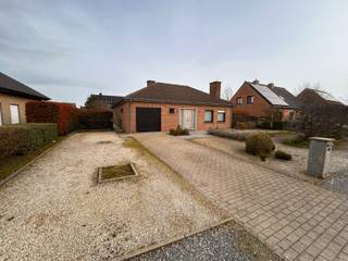 Nabij het centrum vindt u deze instapklare, alleenstaande woning. Winkels, openbaar vervoer, scholen, ... in de nabije omgeving. Vlotte...