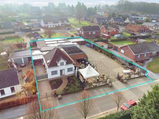 <p><span>Op zoek naar een uitzonderlijke eigendom waar wonen, ondernemen en visie samenkomen? Dan is dit gunstig gelegen multifunctioneel pand precies wat u zoekt!</span></p><p><span>Een pand dat uitblinkt in ruimte en veelzijdigheid. Momenteel bekend als één van de meest gewaardeerde horecazaken in de omgeving, maar bovenal een zeldzame opportuniteit voor wie groots durft denken.</span></p><p><span> </span></p><p><span>Dit woon- en handelshuis biedt een unieke synergie tussen privé comfort en professionele mogelijkheden. Of u nu droomt van een hoogwaardige horecazaak, dansschool, een praktijk, kantoorruimte of een exclusieve combinatie van wonen en werken. Dit pand vormt het perfecte canvas.</span></p><p><span> </span></p><p><span>Indeling:</span></p><p><span>Gelijkvloers: Aangename leefruimte, bureau/slaapkamer, badkamer met toilet, dubbele lavabo, ligbad en instapdouche, keuken (voorzien van alle comfort), wasplaats, koelcel, handelsruimte met bijgebouwen.</span></p><p><span>Verdieping: Nachthal, drie slaapkamers.</span></p><p><span> </span></p><p><span>Extra info: Totale bruikbare vloeroppervlakte van maar liefst 608 m², ideale combinatie van wonen en werken, energielabel D (zaal) en E (privé), 36 zonnepanelen, rolluiken, elektrische installatie CONFORM AREI, voldoende parkeermogelijkheden, watertoets (P- en G-score: A), volledig omheind, groot terras!</span></p><p><span> </span></p><p><span>Dit is geen klassiek vastgoed, maar een kans met karakter, waar ambitie en levenskwaliteit elkaar ontmoeten. Een pand dat zich leent voor ondernemers, investeerders en levensgenieters die op zoek zijn naar iets méér.</span></p><p><span>Aarzel niet en plan vandaag nog uw bezoek in!</span></p><p><span>Kenneth (0472/03 25 88) - <span>kenneth.pollet@vastgoedhuys.be</span></span><span> of Melissa (0486/54 71 80) - <span>melissa.cardaci@vastgoedhuys.be</span></span></p><p><span> </span></p>