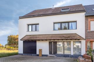 <p>Immo Pické biedt u deze recent gerenoveerde handelswoning aan gelegen aan een belangrijke verbindingsweg in Okegem. Bijgevolg is deze eigendom gelegen in de onmiddellijke omgeving van scholen, winkels, openbaar vervoer en de belangrijkste verbindingswegen.<br />De gelijkvloerse verdieping bestaat uit een ruime leefruimte met een aangrenzende eetkamer, een open keuken, een woonkamer en een gastentoilet.<br />Op de eerste verdieping vinden we 5 slaapkamers (16 m² - 14,50 m² - 13 m² - 12,50 m² en 12 m²), 2 badkamers (11,50 m² en 3 m²) en 2 nachthallen.<br />De tweede verdieping bestaat uit 1 ruime slaapkamer (25 m²), 1 badkamer (12m²) en een nog verder af te werken zolderruimte.<br />Daarnaast beschikt deze woning ook nog over een kelderruimte, een achterliggende koer met tuin en 2 garages achteraan op het perceel.</p>
