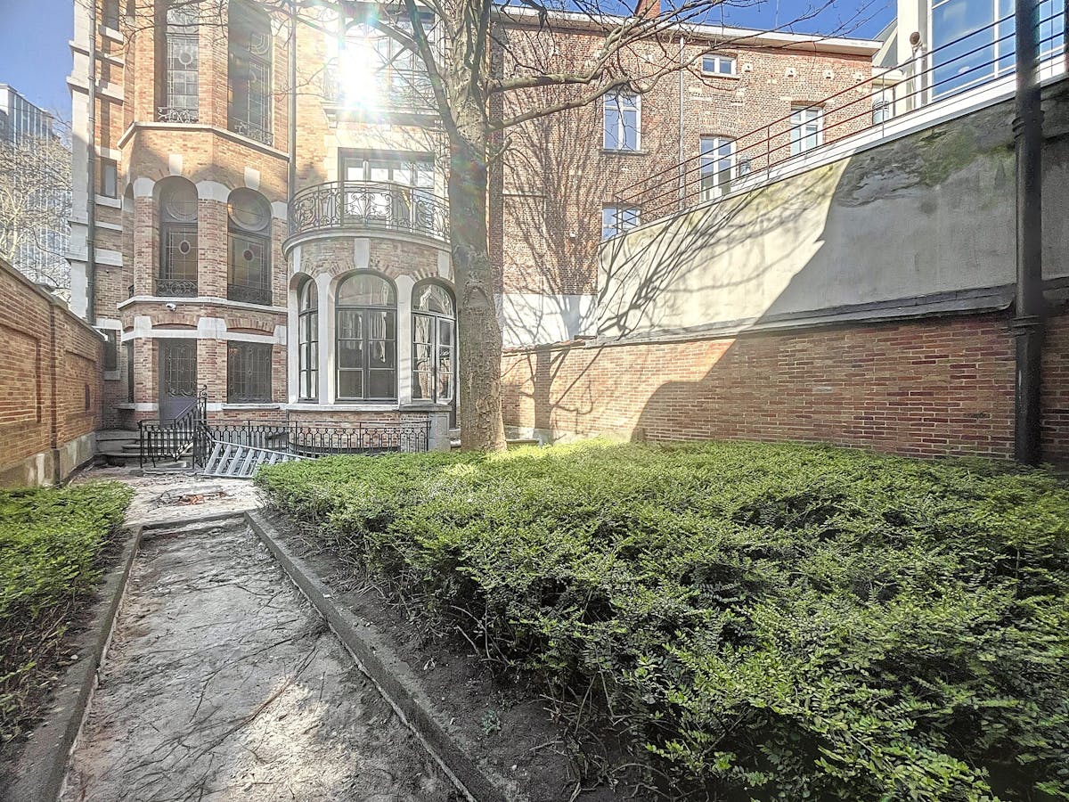 Karaktervol kantoor (170 m²) op 3e verdieping in statig herenhuis Brussel - foto 3