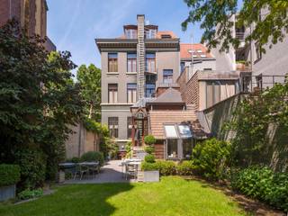 Karaktervolle voormalige pastorie met potentieel voor opsplitsing in drie volwaardige appartementen
Gelegen in een rustige en gegeerde straat nabij het Antwerpse Stadspark bevindt zich deze voormalige pastorie, die in 2011 volledig werd gerenoveerd tot een stijlvolle authentieke herenwoning. Dankzij haar royale volumes, bestaande indeling en aanwezige voorzieningen biedt dit uitzonderlijke eigendom bovendien een uitgelezen opportuniteit om op te splitsen in drie volwaardige appartementen.
De combinatie van authentieke charme, een prachtige zuidoost georiënteerde tuin met zicht op het imposante kerkgebouw en de uitzonderlijke parkeermogelijkheden verleent dit pand een uniek karakter in hartje Antwerpen.
Via de elegante inkomhal in zwarte natuursteen bereikt men de royale leefruimtes op het gelijkvloers, bestaande uit een salon met bibliotheek, een sfeervolle eetkamer en een recent vernieuwde keuken, allen met zicht op de tuin. Dankzij de driegevelstructuur geniet het pand van een overvloedige natuurlijke lichtinval. Hoge plafonds, houten lambriseringen, dubbele tussendeuren en authentieke elementen creëren een warme en tijdloze sfeer.
De lift en brede houten trap verbinden de verschillende verdiepingen. Op de eerste en tweede verdieping bevinden zich telkens twee ruime suites met slaapkamer en badkamer ensuite. De derde verdieping omvat vandaag een duplex appartement met leefruimte, twee slaapkamers en badkamer, aangevuld met een aparte studio met douche en toilet. Op deze verdieping beschikken alle vertrekken over airconditioning.
Het souterrain omvat karaktervolle gewelfde ruimtes die momenteel ingericht zijn als vergader- en ontbijtruimte met kitchenette en technische ruimtes, maar eveneens diverse invullingen mogelijk maken.
Het pand is uitgerust met alle hedendaagse comfortvoorzieningen waaronder een brede lift, alarmsysteem, dubbele beglazing en airconditioning.
De zonovergoten tuin van ca. 266 m² vormt een ware oase van rust zonder inkijk, met een uniek zicht op het neoromaanse kerkgebouw. Tussen de woning en de kerk bevindt zich bovendien een afgesloten buitenruimte met elektrische poort en parkeergelegenheid voor circa 7 tot 9 wagens, een absolute meerwaarde op deze centrale locatie.
Dankzij de indeling, oppervlakte en liftstructuur leent dit eigendom zich uitermate voor een residentiële opsplitsing naar drie kwalitatieve appartementen, een exclusieve meergezinswoning of een boutique hospitalityconcept.