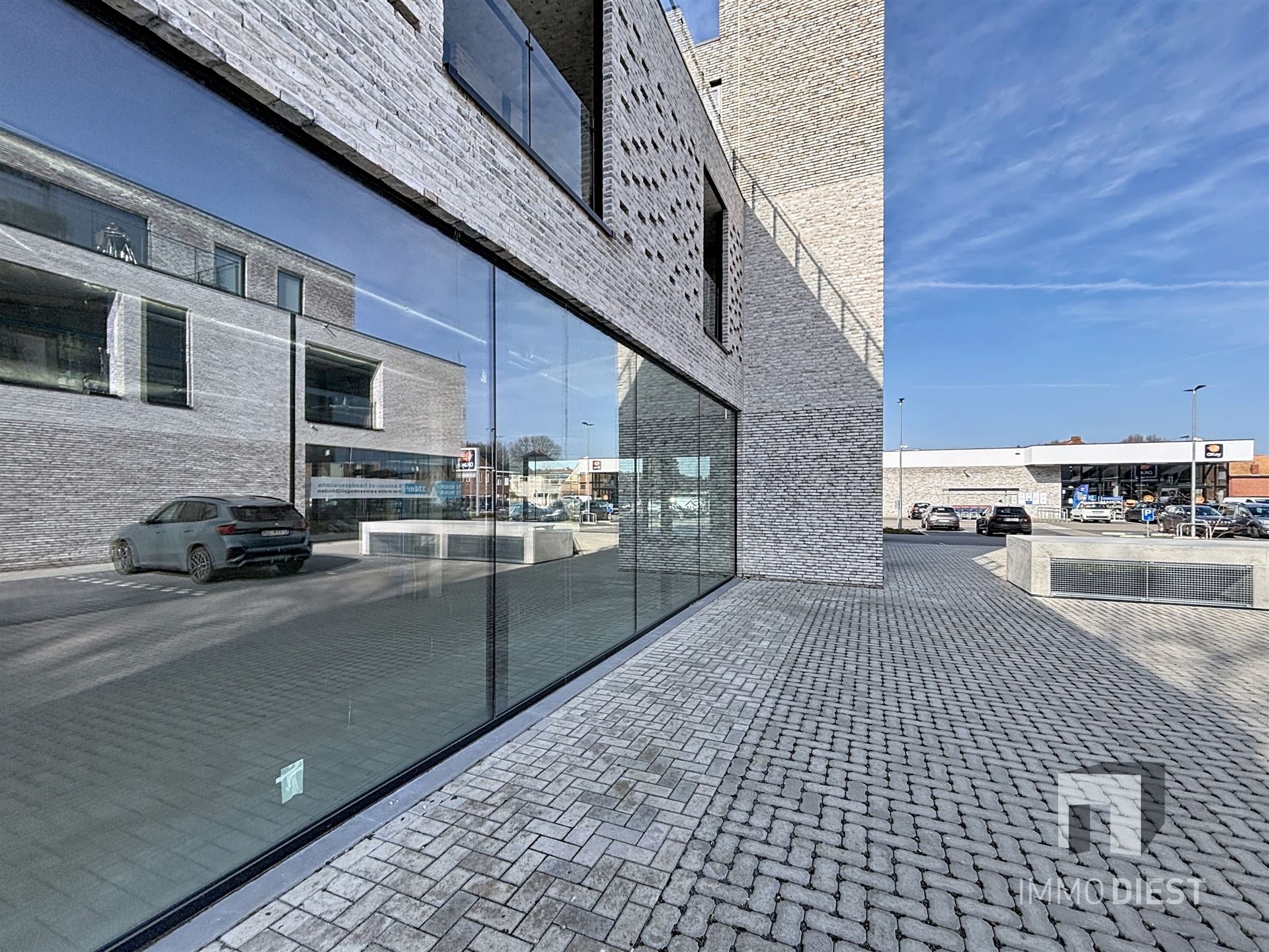 Commercieel Gebouw van 250m2 op toplocatie met parking! - foto 4