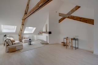 <p>Op een topligging in het historische centrum van Antwerpen bevindt zich dit hoogwaardig gerenoveerde duplex appartement op de tweede verdieping. Een perfecte combinatie van modern comfort en authentieke charme, met veel licht, ruimte en een verfijnde afwerking.<br /><br /><span><strong>INDELING</strong></span>:<br /><br />Bij het betreden van het appartement valt meteen de rustige, stijlvolle sfeer op. De renovatie werd uitgevoerd met oog voor detail en kwaliteit: lichte parketvloeren, maatwerk in hout en een harmonieus kleurenpalet zorgen voor een tijdloos geheel.<br /><br />De lichtrijke leefruimte heeft grote raampartijen en een open indeling. Aansluitend bevindt zich de eetplaats en de volledig geïntegreerde designkeuken met kwalitatieve toestellen en warme houtafwerking.<br /><br />Op de duplexverdieping zorgen zichtbare houten balken, hoge plafonds en dakramen voor een uniek ruimtegevoel en veel natuurlijk licht. Hier bevindt zich een gezellige zithoek en polyvalente ruimte, ideaal als bureau of extra leefruimte.<br /><br />Het appartement beschikt over meerdere slaapkamers, waaronder een ruime, serene master bedroom en een tweede kamer geschikt als kinder- of logeerkamer.<br /><br />De badkamer is stijlvol ingericht met een inloopdouche, modern lavabomeubel en hoogwaardige materialen.<br /><br /><span><strong>BIJZONDERHEDEN</strong></span>:<br /><br />- Volledig kwalitatief gerenoveerd duplex appartement<br />- Unieke combinatie van moderne afwerking en authentieke elementen<br />- Zichtbare houten balken en hoge plafonds<br />- Zeer lichtrijk dankzij grote ramen en dakramen</p>