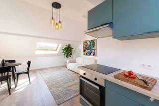 TREVI GENT - Gerenoveerde, INSTAPKLARE, moderne en ruime dakstudio met volledig aparte slaapmezzanine, in een klein gebouw van 5 units, vlakbij het centrum, openbaar vervoer campussen, park... Nieuwe elektriciteit, sanitair, hippe keuken en afwerkingen, overal individuele meters en installaties. Een UNIEKE KANS voor starters, investeerders en studerende kinderen! Bestaande uit: Aangename leefruimte met nieuwe, open keuken, een ruime slaapmezzanine onder het dak, aparte volledig nieuwe badkamer met douche, technische berging met plaats voor machines - kortom: ALLE COMFORT. Gunstige EPC, elektriciteit conform, blanco asbestinventaris.  PARELTJE! Boek nu uw afspraak op één van onze bezoekmomenten!