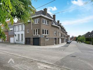 Energiezuinige woning op een centrale locatie bestaande uit een inkomhal en garage met sectionale poort +was/bergplaats. Op het eerste verdiep bevindt zich een hal met afzonderlijk toilet, lichtrijke leefruimte met eet-en zithoek, volledige ingerichte keuken en een trap naar de 2de verdieping die uitgerust is met 3 slaapkamers, prachtige badkamer (inloopdouche, toilet en lavabomeubel) en een trapluik naar de bergzolder.<br /><br />Extra troeven:<br />
<ul>
<li>Energiezuinig</li>
<li>Conforme keuring elektriciteit</li>
<li>Voorzien van warmtepompboiler en airco’s</li>
<li>In de nabijheid van scholen, winkels en openbaar vervoer</li>
<li>Kwalitatief gerenoveerd en instapklaar</li>
</ul>
<br />Deze woning is te koop ZONDER makelaar via het concept van Smart Houses! Wenst u verdere inlichtingen of bezoek? Contacteer rechtstreeks de eigenaar via 0475/84.30.28
