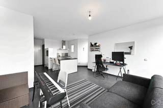Op zoek naar een interessante investering in het hart van Leuven of een appartement met een uitstekende ligging voor eigen bewoning op termijn? Dan is dit verzorgde éénslaapkamerappartement in Residentie Binnenhof zeker een bezoek waard.<br /><br />Gelegen op de vijfde verdieping, geniet dit appartement van een bijzonder centrale ligging. Op wandelafstand bevinden zich het station van Leuven, het historische stadscentrum, tal van winkels, restaurants, campussen en openbaar vervoer. Dankzij de rustige ligging in de Justus Lipsiusstraat combineert u hier de levendigheid van de stad met aangenaam wooncomfort.<br /><br />Met een bewoonbare oppervlakte van 61 m² beschikt het appartement over een praktische en doordachte indeling. De lichtrijke leefruimte biedt voldoende plaats voor een gezellige zithoek en eetruimte, terwijl de aangrenzende keuken alle nodige comfort voorziet voor dagelijks gebruik. Verder beschikt het appartement over een ruime slaapkamer, een badkamer en de nodige bergruimte.<br /><br />Momenteel is het appartement verhuurd aan € 950 per maand, exclusief kosten, wat het meteen interessant maakt voor investeerders die op zoek zijn naar een onmiddellijk rendement. De combinatie van de centrale ligging, de stabiele verhuurbaarheid en de blijvende vraag naar kwalitatieve appartementen in Leuven maakt van dit pand een waardevaste investering met toekomstperspectief.