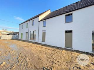 VIVRE DANS LA PERLE D'HASPENGOUW Overhof est un projet résidentiel exceptionnel situé dans la zone rurale de Hoepertingen, un quartier de la ville de...