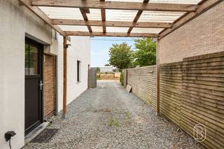 Grote gerenoveerde instapklare halfopen woning met carport en aangename tuin op 930m², zeer rustig en leuk gelegen!Indeling: inkom en traphall, dubbele leefruimte met prachtige, geïnstalleerde keuken en bijhorende eetplaats in nieuwe aanbouw, een nieuwe badkamer, wasberging, apart toilet, droge kelder, carport. Aangename, grote tuin ( grondoppervlakte van 930m²). Het verdiep bestaat uit de overloop, 3 slaapkamers (14, 13 en 8m2). De zolderruimte van 48m2 is momenteel een zalige kinderkamer met 2 aparte slaapentiteiten. TROEVEN: gelijkvloerse verdieping volledig gerenoveerd in parket, nieuwe ramen, nieuwe CV op gas. De eerste verdieping heeft nog de laatste, kleine afwerking nodig. Te koop via Immo Beguin, jouw vastgoedexpert sinds 2009, met kantoren in Ronse, Waregem, Kortrijk, Deinze, Doornik, Lessines, Moeskroen en Nieuwpoort.Bezoek na afspraak met IMMO BEGUIN: flore@immobeguin.be