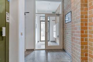 <span><span>Een kleine residentie met 3 appartementen, voorzien van gemeenschappelijke fietsberging en lift. Met een woonoppervlakte van 106 m² op de 1° verdieping, een royale leefkeuken, 3 slaapkamers en een energielabel C; voel je je hier binnen een mum van tijd thuis. Beloofd !<br /><br />Kom binnen. Startend in het leefgedeelte waar het natuurlijk daglicht je direct tegemoet komt. De grote raampartijen zorgen niet alleen voor licht en een ruimtelijk gevoel, maar geven je ook nog een vrij uitzicht. Ondanks het grote woonoppervlakte voelt de ruimte toch lekker knus aan. Een fijne zithoek, eethoek én een aangename leefkeuken. Vanuit de living stap je het terras op. Een heerlijke plek waar je vanaf de middag tot in de late uurtjes geniet van de zon. Drie slaapkamers via de gang te bereiken, 2 wc's, inpandige berging en een badkamer met ligbad.<br /><br /><u>Enkele troeven</u>:<br /><strong>·</strong> Rustig gelegen op 1.900 meter van het strand. Slechts 2.200 meter van het stadscentrum;<br /><strong>·</strong> <strong>Laag EPC Label c ! </strong>(geen renovatieverplichting);<br /><strong>·</strong> Uitermate geschikt als gezinswoning of als opbrengsteigendom (onmiddellijk rendement);<br /><strong>·</strong> Lift en gemeenschappelijke fietsberging;<br /><strong>·</strong> Gratis voldoende parkeerplaats in de omgeving;<br /><strong>· Beste prijs/kwaliteit verhouding;</strong><br /><strong>·</strong> Kraaknet &amp; instapklaar.<br /><br />Wil jij wonen in dit heerlijke 3 slaapkamer appartement gelegen te Oostende ? Bel naar ons kantoor op het nummer 051 50 11 51 of per email via diksmuide@diksimmo.be .</span></span>