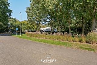 Ruime bouwgrond van 32a 17ca met potentieel voor twee halfopen bebouwingen in Houthalen-Helchteren! Op zoek naar een interessante investering of een ruim perceel om twee woningen te realiseren? Aan de Bronweg 59 in Houthalen-Helchteren ligt deze uitzonderlijke bouwgrond van maar liefst 3.217 m², met tal van ontwikkelingsmogelijkheden. Met een breedte van circa 29,7 meter en een diepte van ongeveer 107 meter biedt dit perceel de mogelijkheid tot verkaveling voor twee halfopen bebouwingen, onder voorbehoud van de nodige vergunningen. Ideaal voor de realisatie van twee moderne woningen met elk een ruime tuin, terras en volop privacy. Ook de ligging is een grote troef. Natuurliefhebbers genieten van de nabijgelegen natuurgebieden Kelchterhoef en De Teut. Daarnaast zorgen Royal Limburg Golf en Tarzan & Jane voor ontspanning en recreatie in de buurt. De bereikbaarheid is uitstekend: winkels liggen op circa 1 km, restaurants en openbaar vervoer op slechts 600 meter en scholen op ongeveer 1,8 km. De snelweg bevindt zich op amper 2,3 km. Een buitenkans voor investeerders, projectontwikkelaars of wie twee woningen op een toplocatie wil realiseren! Laat dit veelzijdige perceel niet aan u voorbijgaan en ontdek zelf het potentieel. Neem vandaag nog contact op en bespreek uw bouwplannen met ons! Voor meer informatie, bel 011 255 155. Bron bewoonbare oppervlakte: EPC – verslag.