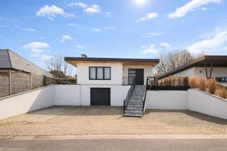 <p>In Ninove, net buiten het centrum, bevindt zich deze instapklare woning met een praktische indeling en tal van troeven. Dankzij de uitstekende ligging bevinden winkels, scholen en openbaar vervoer zich in de onmiddellijke nabijheid, wat zorgt voor een bijzonder vlot en comfortabel dagelijks leven.</p><p>De woning beschikt over drie volwaardige slaapkamers, een badkamer en een volledig ingebouwde keuken. De leefruimtes zijn aangenaam en functioneel ingericht, met bovendien een aparte ruimte ideaal als bureau voor thuiswerk of zelfstandige activiteit.</p><p>Buiten geniet u van een tuin met twee terrassen, perfect om op elk moment van de dag van zon of schaduw te genieten. De woning beschikt over een garage met aansluitend een ruime opslagkamer én biedt ruime parkeermogelijkheden in de voortuin.</p><p>Verwarming gebeurt via gas, wat zorgt voor comfortabel en efficiënt wooncomfort.</p><p>Extra troef: er is de mogelijkheid om de garage over te nemen als goed draaiende zaak, met een groot klantenbestand en uitstekende beoordelingen. Een unieke opportuniteit voor wie wonen en werken wil combineren!</p><p>Een ideale woning voor gezinnen of zelfstandigen die op zoek zijn naar ruimte, comfort en potentieel op een centrale en vlot bereikbare ligging.</p><p>Voor meer informatie of het inplannen van een bezoek kan u steeds contact opnemen met ons kantoor.</p>