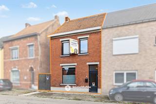 Ben je op zoek naar een gezellige woning met potentieel? Dan is deze <strong>knusse woning in Wachtebeke</strong> misschien wel jouw nieuwe thuis!<br /><br />De woning beschikt over <strong>2 slaapkamers, een vernieuwde badkamer en een functionele keuken</strong>. Achteraan geniet je van een <strong>tuintje,</strong> dat ideaal is om te ontspannen, te barbecueën of kinderen veilig buiten te laten spelen.<br />Deze woning is bijzonder geschikt voor een koppel, alleenstaande of startend gezin. Bovendien geniet je van een gunstige ligging, dicht bij winkels, scholen, openbaar vervoer en andere voorzieningen.<br /><br />De woning beschikt momenteel over een <strong>EPC-label F</strong>. Voor woningen met EPC-label E of F geldt in Vlaanderen een <strong>renovatieverplichting</strong>: de nieuwe eigenaar dient de woning <strong>binnen 6 jaar </strong>na de authentieke akte energetisch te renoveren tot minstens EPC-label D. <br />Dit biedt meteen ook een mooie opportuniteit om de woning volledig naar eigen smaak én hedendaagse energienormen verder te renoveren.<br /><br />Kortom: een charmante starterswoning met 2 slaapkamers, een vernieuwde badkamer, een gezellig tuintje en tal van mogelijkheden, op een vlot bereikbare locatie in Wachtebeke.<br /><br />Heb je interesse in deze woning? Neem dan contact op via <strong>0472770919 </strong>of mail naar <strong>louise@immomamo.be </strong><br />
