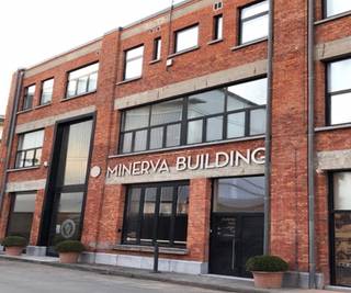 Kantoorruimte 686m² op de gelijkvloerse te huur in de voormalige ‘Minerva Motors’-fabriek.De kantoren hebben een totale oppervlakte van 3.000 m²,...