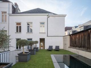 Impressive city mansion with an imposing living volume of 732 m² (excluding basement space) and a plot size of 323 m²<br /><br />This exceptional property functions as an oasis of tranquillity in the vibrant city centre and offers a highly private character. Unique features include the elevated outdoor swimming pool and the on-site parking facilities, which contribute to the exclusivity of the residence.<br /><br />The neoclassical mansion has undergone an extensive renovation, achieving a perfect balance between old and new. The generous volume of the property also offers additional possibilities in terms of layout and use.<br /><br />An ideal opportunity for those seeking a mansion with a large living area and a strong sense of privacy in a central location.