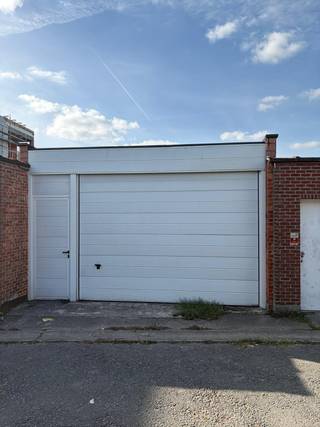 <p>Deze garage-/magazijnruimte is centraal gelegen in de Herman Vosstraat te Willebroek en beschikt over een totale oppervlakte van 131 m². De ruimte is toegankelijk via een aparte toegangsdeur aan de linkerzijde en beschikt daarnaast over een ruime garagepoort van 2,70 m hoog, die volledig geopend kan worden. Hierdoor is de ruimte vlot toegankelijk met zowel een wagen als een camionette.</p><p>Achteraan bevindt zich bovendien een aangrenzend stuk grond van circa 41 m², wat extra mogelijkheden biedt voor opslag, stalling of ander gebruik naar eigen behoefte.</p><p>Een interessante opportuniteit voor wie op zoek is naar een centraal gelegen garage, opslagruimte of magazijn met extra buitenruimte in Willebroek.</p><p>Stedenbouwkundige inlichtingen: Gvg, Wg, Gvkr, Gmo, Gvv.</p><p>Meer informatie en de beschikbare documenten vindt u op www.malines-group.be.</p>