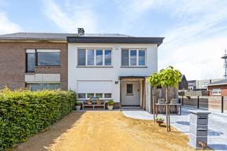 Gezellig appartement met twee slaapkamers op de eerste verdieping van een kleinschalig gebouw met slechts twee appartementen.Indeling:Via een aparte...