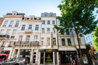 Deze verhuurde winkel is gelegen in het hart van Antwerpen, in de prestigieuze Nationalestraat. Deze levendige winkelstraat vormt de spil van de Antwerpse modewijk en biedt een uitstekende verbinding tussen het hippe Zuid en het historische centrum.<br />Contacteer ons kantoor voor meer informatie.
