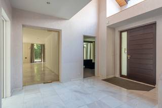 Ruime villa met 8 slpk's op groot perceel te VosselaarEPC: B-label | Asbestveilig | 1832 m² perceelopp. | Bouwjaar 1992Omschrijving:We betreden deze...