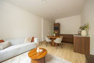 <p><span>Helemaal instapklaar, strak gerenoveerd én een eigen tuintje? Dit gelijkvloerse appartement combineert een warme afwerking met twee slaapkamers, een knappe keuken, trendy badkamer en sterke energiescores. Je woont bovendien in een fijne hoek van Berchem, met het Brilschanspark, natuurgebied Wolvenberg en sportcentrum Het Rooi vlakbij.</span><span> </span></p><p><span> </span></p><p><span>Warm hout &amp; strakke lijnen</span></p><p><span>Je komt binnen in een lichtrijke leefruimte, waar de warme parketlaminaat meteen mooi contrasteert met de strakke witte muren en zwarte raamprofielen. Er is voldoende plaats voor een gezellige zithoek en een eettafel, met aan de andere kant de open keuken.  Die is een echte blikvanger, met donkerbruine houtlook fronten, een strak werkblad en trendy kraanwerk. Ook qua toestellen zit je goed: Samsung combioven en vaatwasser en een Elica inductievuur met ingebouwde afzuiging. De zwarte pvc-ramen met driedubbele beglazing zorgen voor veel natuurlijk licht én extra comfort. Vanuit de leefruimte wandel je via de overloop naar de rest van het appartement. De mooie houtlook vloer loopt hier gewoon door, waardoor het geheel rustig en uniform aanvoelt. Handig is de aparte berging met aansluiting voor je wasmachine, de elektrische boiler en de omvormer van de privatieve zonnepanelen.</span></p><p><span> </span></p><p><span>Twee slaapkamers &amp; een frisse badkamer</span></p><p><span>Je hebt hier twee slaapkamers allebei met dezelfde warme vloer en grote ramen met driedubbele beglazing. De grootste slaapkamer geeft rechtstreeks uit op de tuin: ’s morgens de deur openzetten en meteen wat frisse lucht binnen, zalig.  Ook de badkamer werd helemaal in dezelfde hedendaagse stijl afgewerkt. Je hebt er een inloopdouche met grijze tegel, regendouche, een houtlook badkamermeubel met witte opbouwwastafel en donker geborsteld kraanwerk. </span></p><p><span> </span></p><p><span>Een eigen stukje groen</span></p><p><span>Een appartement én een eigen tuin: altijd een fijne combinatie. Achteraan krijg je een charmant terras , compact en onderhoudsvriendelijk, maar groot genoeg om buiten te ontbijten, wat groen te zetten of na het werk nog even van de buitenlucht te genieten.</span></p><p><span>Ook technisch zit dit appartement goed in elkaar. Met een EPC A, privatieve zonnepanelen, driedubbele beglazing, ventilatiesysteem C+, conforme elektriciteit en een asbestveilig attest is er stevig ingezet op energiezuinig en comfortabel wonen. </span></p><p><span> </span></p><p><span>Groen wonen in Berchem</span></p><p><span>Hier woon je rustig en groen, zonder ver van de stad te zitten. Het Brilschanspark en natuurgebied Wolvenberg liggen op wandelafstand, net als sportcentrum Het Rooi. Voor je dagelijkse boodschappen vind je verschillende supermarkten enkele straten verder. Zin in winkels, een koffietje of iets lekkers? Dan ben je zo in Oud-Berchem, de Pulhofwijk of Groenenhoek. </span></p><p><span> </span></p>