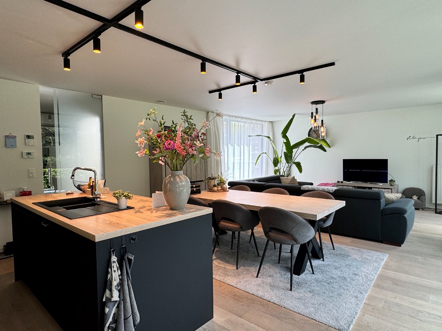 Prachtig zonnig en energievriendelijk appartement op het gelijkvloers met dubbele garage. - foto 4