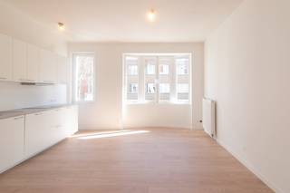 Ontdek dit prachtig appartement te koop, gelegen op de eerste verdieping van een kleinschalige residentie langs de Voorhavenlaan te Oostende...