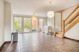 Dit gezellig huis is gelegen nabij het centrum van Izegem met vlakbij scholen, winkels en invalswegen. Het huis is praktisch ingericht en geniet van alle comfort. Daarnaast beschikt de woning over een zonnige tuin. Bovendien is er parkeergelegenheid voorzien voor de deur. Ook als investering is dit interessant!Plan vandaag nog je bezoek en laat je verrassen door de charme.Indeling van het huis:- inkom met apart toilet - lichtrijke leefruimte- open keuken voorzien van alle comfort- slaapkamer - badkamer voorzien van lavabo, toilet en ligbad/douche- ruime en zonnige tuin met aangelegd terrasTroeven van het huis: - instapklaar- parkeermogelijkheid voor de deur- Centrale ligging nabij het centrum, winkels, openbaar vervoer, ....Deze AI-visualisaties zijn bedoeld als inspiratie. Er werd geen rekening gehouden met technische specificaties, stedenbouwkundige voorschriften of de concrete mogelijkheden tot realisatie.Benieuwd? Vraag vandaag nog een bezoek aan!Deze AI-visualisaties zijn bedoeld als inspiratie. Er werd geen rekening gehouden met technische specificaties, stedenbouwkundige voorschriften of de concrete mogelijkheden tot realisatie.De eigendom wordt aangeboden via de Pre-sale formule. Op 29/04/2026 tussen 17:00 en 19:00 kan u de woning op afspraak komen bezichtigen en een bod uitbrengen. De vermelde prijs is een instelprijs. Voor meer info, gelieve contact op te nemen met de dossierverantwoordelijke.Bestuursmaatregelen in het maatregelenregister: in aanvraag