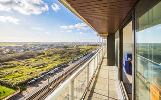 Deze knusse studio bevindt zich op de <strong>9de verdieping </strong>van residentie Brisbane, <strong>gelegen op de Zeedijk</strong> te Middelkerke. <br />Ze werd <strong>deels</strong> <strong>gerenoveerd in 2019</strong>. Zo werd er een nieuwe keuken geplaatst, werden de kasten, de boiler en de inkomdeur vervangen en werd een nieuw laminaat gelegd. <br />De elektrische installatie voldoet aan de normen en van op het <strong>Zuid-oost georiënteerd terras </strong>kunt u er genieten van een <strong>magnifiek uitgestrekt uitzicht op de duinen </strong>en het zonnetje. <br />De aankoop gaat tevens gepaard met een <strong>privatieve kelderberging</strong>. Er is eveneens een gemeenschappelijk vuilnislokaal aanwezig.<br />Last but not least, voldoet dit pand aan de vereisten om te mogen verhuren op seizoensbasis (brandveiligheidsattest aanwezig en ingeschreven bij toerisme vlaanderen). <br /><br />Zin om deze lichtrijke studio te komen ontdekken? Neem dan nu contact op voor meer info of een bezoek ter plaatse.