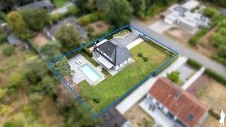 <p><strong><span>Prachtige villa met zwembad en poolhouse op een perceel van 1.350m² in de gegeerde Europese wijk, nabij de Europese School en op slechts enkele autominuten van het centrum van Geel, Mol en Kasterlee.<br /><br /></span></strong><span>Gelijkvloerse verdieping:<br /></span><span>Via de ruime inkomhal met vestiaire en gastentoilet bereikt u de lichtrijke leefruimte met open keuken. De volledig uitgeruste keuken beschikt over hoogwaardige inbouwtoestellen waaronder </span>een inductiekookplaat, vaatwasser, combi-oven, inbouw koffiezetapparaat, koelkast en diepvriezer. Aansluitend bevindt zich een bijzonder ruime en praktische berging met directe toegang tot de garage.</p>
<p><span>Dankzij de grote schuiframen geniet u van een prachtig uitzicht op de volledig aangelegde tuin met verwarmd zoutwaterzwembad en poolhouse.<br /><br /></span><span>Verdieping:<br /></span><span>De eerste verdieping omvat 3 ruime slaapkamers, allen voorzien van maatkasten. De badkamer is uitgerust met een ligbad, inloopdouche, toilet en een ruime dressing met maatkasten. Ook de overloop beschikt over extra maatkasten en een praktische bureauruimte.<br /><br /></span><span>Zolder & kelder:<br /></span><span>Via de 3e slaapkamer bereikt u de opbergzolder. Daarnaast beschikt de woning over een praktische kelder onder het poolhouse.<br /><br /></span><span>Tuingebeuren:</span><br /><span>De volledig omheinde tuin biedt maximale privacy en is voorzien van een verwarmd zoutwaterzwembad, diverse terrassen en een volledig uitgerust poolhouse met kitchenette, toilet, buitendouche en onderkeldering. Verder beschikt de woning over een grondwaterput met sproei-installatie, elektrische zonneluifel, buitenverlichting en een uitgebreid alarmsysteem met camerabewaking.<br /><br /></span><strong><span>Bijzonderheden:</span></strong><span></span></p>
<ul>
<li>Perceel van 1.350 m²</li>
<li><span>Residentiële en rustige ligging</span></li>
<li><span>Nabij de Europese School</span></li>
<li><span>Verwarmd zoutwaterzwembad met poolhouse</span></li>
<li><span>Volledig omheinde tuin met optimale privacy</span></li>
<li><span>Hoogwaardige afwerking en maatkasten</span></li>
<li><span>Grondwaterput (drinkbaar water) - geen Pidpa water nodig</span></li>
<li><span>EPC: D label (geen renovatieverplichting)</span></li>
<li><span>Elektrische keuring: conform</span></li>
<li><span>Airconditioning aanwezig (Gelijkvloerse verdieping en slaapkamers)</span></li>
<li><span>Verwarming op stookolie</span></li>
<li><span>Garage, kelder en opbergzolder</span></li>
<li><span>Alarmsysteem met camerabewaking</span></li>
</ul>