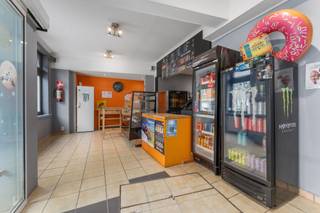 Dit instapklare handelspand bevindt zich op een uiterst gunstige ligging, pal tegenover een middelbare school. Momenteel is het ingericht als een succesvolle broodjeszaak/snackbar, maar het biedt tal van mogelijkheden voor diverse commerciële activiteiten zoals een schoonheidssalon, kantoor, krantenwinkel, tattoo shop en meer.<br /><br />Het pand is volledig ingericht en dus onmiddellijk beschikbaar na aankoop. De handelsruimte (49 m²) geniet van veel lichtinval en wordt aangevuld met een praktische indeling: toilet, ingerichte keuken (12 m²), ruime berging (10 m²) en een kelder (14 m²). Een groot pluspunt is de mogelijkheid tot overname van de inboedel (meubilair, toonbank, koelkasten, diepvriezers, enz.). Bovendien is het pand voorzien van centrale verwarming op aardgas en dubbele beglazing.<br /><br />