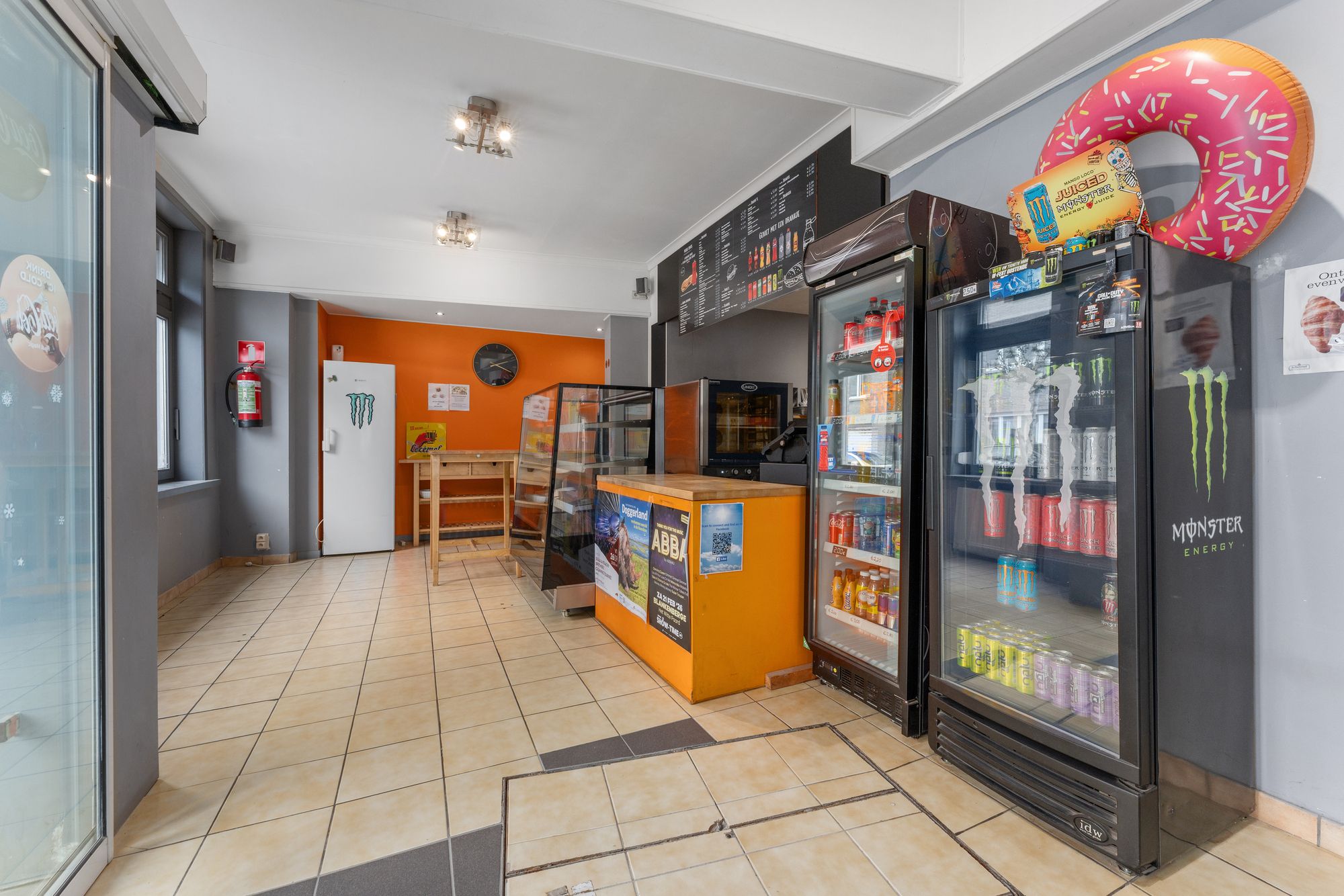 Veelzijdig handelspand met hoekligging en commerciële uitstraling in hartje Blankenberge - foto 3