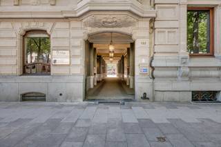 <span><span>Bent u op zoek naar een kantoor met uitstraling én praktische troeven? Dit indrukwekkende pand, beter bekend als Hotel Neefs, combineert historische grandeur met hedendaags comfort in het centrum van Antwerpen — inclusief 17 privéparkeerplaatsen! Het gebouw springt meteen in het oog dankzij de elegante beaux-artsgevel van architect Frans Stuyck. Binnen wacht je een mix van karakter en luxe: marmeren- en parketvloeren, sierlijke plafonds met prachtige moulures, marmeren haarden en monumentale kunstwerken van Emile Vloors (1923). Achteraan vind je een modern kantoorgedeelte (bouwjaar 1981) met zes verdiepingen, inclusief een zonnig terras van 60 m². Alles is functioneel ingericht en gerenoveerd. Via de koetspoort bereik je de centrale traphal met dubbele lift naar de kantoren, waarvan een deel verhuurd is aan solide, professionele huurders. Dit pand biedt talloze mogelijkheden: klassieke kantoren, woon-werkcombinatieproject, boutique-winkel, privékliniek, conceptstore, etc. Topligging? Absoluut. Gelegen vlak bij het Stadspark, met uitstekende bereikbaarheid en tal van openbare parkings om de hoek. Een uniek stukje Antwerpen — stijlvol, veelzijdig en toekomstgericht.<br /><br /></span></span>
<p>Gelegen in het bruisende hart van Antwerpen. Om de hoek van zowel het Stadspark als de theaterbuurt. Dankzij deze topligging sta je in een oogwenk in — én uit — de stad. Omringd door gerenommeerde bedrijven en stijlvolle hotspots. EPC:396 kWh/m² - UC: 15702934 - Geen vergunning uitgereikt, Woongebied met een culturele, historische en/of esthetische waarde, Geen rechterlijke herstelmaatregel of bestuurlijke maatregel opgelegd, Voorkooprecht ruimtelijke ordening aanwezig, Geen verkavelingsvergunning - P+G score: A</p>