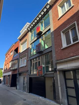 Wonen in het hart van Mechelen.Gelegen in centrum Mechelen, tussen Bruul en Ijzerenleen.Dit appartement is recent volledig gerenoveerd en combineer modern wooncomfort met een rustige ligging vlakbij het bruisende stadcentrum.Via de inkomhal bereiken we de living met open keuken en aansluitend terras. Verder beschikt het appartement over een gastentoilet, CV berging, 2 volwaardige slaapkamers en een praktisch ingerichte badkamer met inloopdouche, 2deurs spiegelkast en lavabomeubel.De aanwezigheid van een ruime private fietsberging en zolderberging maken dit appartement compleet..Mogelijkheid tot aankoop afgesloten garage.