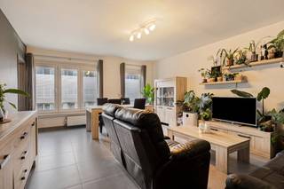 Ben jij op zoek naar een appartement in Deurne als investering of zelf bewoning? Dan hebben wij het volgende: Te koop in Deurne - een tweeslaapkamer appartement op de derde verdieping dat momenteel verhuurd wordt. Het appartement dat we hier te koop aanbieden in Deurne beschikt over volgende indeling: - inkomhal - woonkamer - keuken - badkamer voorzien van toilet, douche en lavabomeubel- slaapkamer 1 - slaapkamer 2, die toegang geeft tot het terras - kelderberging Troeven: - gunstig EPC (B)- vlakbij het Bisschoppenhofpark- zeer goede bereikbaarheid: mobiscore 9,1/10Ben jij geïnteresseerd in dit vastgoed te koop in Deurne? Aarzel dan niet om ons te contacteren. Het Dewaele vastgoedkantoor van Deurne aan de Turnhoutsebaan staat graag tot uw dienst. Had u graag een gratis schatting van uw eigendom? bel ons voor een vrijblijvend gesprek op 03/666.66.66 of mail naar deurne@dewaele.comStedenbouwkundige inlichtingen : in aanvraagEPC Sint-Fredegandusstraat 37 Deurne: 168 kWh / (m²jaar)