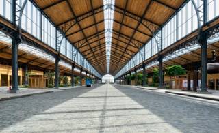 Prachtige kantoorruimte te huur, gelegen in de volledig gerenoveerde historische site van het Maritiem Station naast Tour & Taxis en Noord Station. Veel licht en veel winkels, restaurants en cafés.<br />Oppervlakte: 391 m²<br />Parking: 1.900 €/plaats/jaar<br />Parkeerplaats in de buurt en gemakkelijk bereikbaar met het openbaar vervoer.<br />Excl. kosten en belastingen.