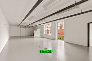 Ontdek deze unieke kans om uw eigen loft te creëren met tal van extra mogelijkheden. Deze loft is uitstekend gelegen langs de Gistelse...