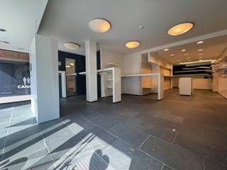 <p>Op de drukke Kortrijkstraat in het centrum van Deinze bevindt zich dit goed gelegen handelspand. <br />Dankzij de sterke passage en visibiliteit is dit de ideale locatie voor wie een zaak wil uitbaten met maximale zichtbaarheid.</p><p></p><p>De winkelruimte van 96m² biedt voldoende plaats om uw producten overzichtelijk te presenteren. <br />Achter de kassaruimte bevindt zich een ruime opslagzone van ca.14m², ideaal voor voorraad en logistieke doeleinden. <br />Het pand is praktisch ingericht met twee paskamers en een toilet, wat zorgt voor extra comfort.</p><p></p><p>Bovendien beschikt het over private parkeerplaats, zodat u altijd kunnen vlot kan parkeren. <br />Een commerciële toplocatie voor ondernemers die op zoek zijn naar zichtbaarheid, bereikbaarheid en ruimte in het hart van Deinze.</p><p></p><p>Syndic € 75</p>