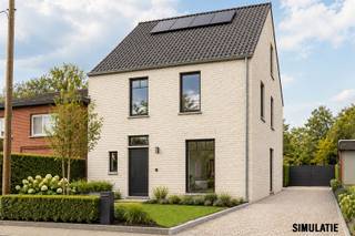 <p><span>6% BTW MOGELIJK!</span></p><p><span>Gelegen in het hart van Heist-op-den-Berg, biedt deze prachtige nieuwbouwwoning een modern canvas voor uw toekomstige thuis. Met een strakke, witte gevel straalt deze woning een eigentijdse elegantie uit, ideaal voor wie op zoek is naar stijl en functionaliteit.</span></p><p><span>De ruime open leefruimte vangt overvloedig natuurlijk licht dankzij de grote ramen die ook goed uitzicht bieden op de tuin. De keuken is uitgerust met zwarte kasten en moderne inbouwapparatuur. Het centrale eiland biedt niet alleen extra werkruimte, maar maakt het ook makkelijk om gezellig samen te zijn met familie en vrienden.</span></p><p><span>De lichtgrijze vloertegels geven elke ruimte een frisse en open uitstraling. De goed ontworpen badkamer, voorzien van een dubbele wastafel en inloopdouche, belooft elke ochtend een aangename start!</span></p><p><span>Buiten vind je een open tuin, perfect voor ontspanning en recreatie. Hier kan je je groene vingers vrij spel geven. </span></p><p><span>Kortom, deze woning biedt u een blanco canvas waar je je eigen droomhuis van kunt maken en een mooie kans in Heist-op-den-Berg om een stijlvol en comfortabel leven te leiden.</span></p><p><span>Interesse? Contacteer ons via 0479/01.01.01!</span></p>