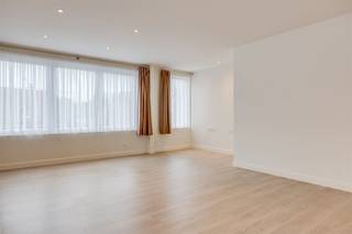 Een prachtig gerenoveerd appartement met twee slaapkamers, voorzien van twee autostaanplaatsen en een ruime garage met sectionale poort die...