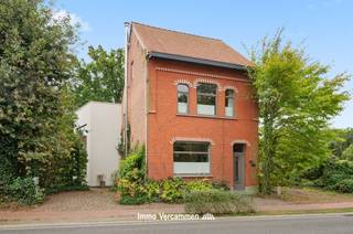 <p><span>Karaktervolle gezinswoning met 5 SLPK en bureau, gunstig gelegen te Sint-Katelijne-Waver.</span></p><p><span> </span></p><p><span>Deze prachtige woning is doorheen de jaren grotendeels gemoderniseerd en geoptimaliseerd, o.a. met een knappe verbouwing in 2006. De woning werd smaakvol vernieuwd met respect voor authentieke en karaktervolle elementen. Recent werd ook het dak nog vernieuwd en werden er zonnepanelen geplaatst. De verrassend ruime bewoonbare oppervlakte biedt een praktische indeling. Een lichtrijke woonkamer en aansluitend een gezellige leefkeuken bieden een perfecte thuis om mensen te ontvangen. In de veranda naast de keuken is het eveneens heerlijk vertoeven met zicht op achterliggend groen. Op de verdiepingen zijn er in totaal 5 ruime slaapkamers en een fijne mezzanine, ingericht als bureau. In totaal zijn er 2 badkamers - 1 met ligbad en 1 met douche. Verscheidene bergruimtes bieden heel wat stockageruimte. Parkeergelegenheid is gegarandeerd dankzij de ruime oprit en 2 garages. </span></p><p><span> </span></p><p><span>Achteraan de woning is het heerlijk vertoeven op het aangename terras en in de mooie, perfect zuidgerichte tuin met prachtig zicht op achterliggend groen met een vakantiegevoel als resultaat. In een moderne tuinkamer kan u genieten van rust en hobby.</span></p><p><span> </span></p><p><span>De fijne woning is uiterst gunstig gelegen dichtbij domein Rosendael en de Nete-dijk, ideaal voor mooie wandelingen en sportieve activiteiten. Dorpscentra met scholen en winkels zijn op fietsafstand gelegen, net zoals bruisende stad Mechelen. Dankzij de centrale ligging vormt de woning een ideale uitvalsbasis met vlotte verbinding via o.a. R6-E19, centraal tussen Brussel en Antwerpen.</span></p><p><span> </span></p><p><span>Kom de troeven van deze droomwoonst snel ontdekken en contacteer ons op 015/755 444 of via <span>info@immovercammen.be</span></span><span> .</span></p><p><span> </span></p>