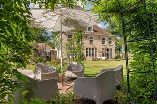 <p><strong>Deze ruime en recente (bouwjaar 2018) villa in Engelse stijl is afgewerkt met hoogwaardige materialen, is voorzien van alle hedendaags comfort en luxe en biedt u onder meer 4 slaapkamers, 2 badkamers, een grote zolder (met voorzieningen voor een 5e slaapkamer met badkamer en leefruimte) en een ruime garage. Dit alles op een grondstuk van 1.989m², met een zeer centrale ligging nabij het centrum van Oud-Turnhout, alle voorzieningen en de E34 Antwerpen - Eindhoven. Zeer gunstige EPC-score: 104 kWh/m²/jaar.</strong></p>
<p><span>Gelijkvloerse verdieping</span><br />Centrale inkomhal met gastentoilet, eikenhouten trap naar de verdieping en toegang tot een ruim bureau of atelier. Een dubbele deur brengt u naar de leefruimte. Deze bevindt zich aan de achterzijde van de woning en bestaat uit een eetkamer, zitkamer (beide met gashaard) en een 2e zit- of TV-kamer, allen met een prachtig zicht over de tuin. De leefkeuken is voorzien van een maatwerk keuken en een koele berging met tegels van Original Style. De ijskast en diepvries zijn netjes weggewerkt in een ingemaakte kast in een sas dat naar de garage leidt.<br /><br /><span>Eerste verdieping</span><br />Nachthal met vide. Hier heeft u allereerst de mastersuite met dressing en ensuite badkamer met toilet. Vervolgens zijn er nog 3 slaapkamers en de 2e badkamer met eigen toilet. Tot slot nog een ruime wasplaats.<br /><br /><span>Tweede verdieping</span><br />De zolderverdieping is bereikbaar via een vaste trap. Hier kan u perfect een 5e slaapkamer met eigen badkamer en leefruimte maken (de indeling is al gemaakt en alle leidingen zijn reeds voorzien).<br /><br /><span>Buitengebeuren</span><br />De tuin is volledig omheind, afgesloten met een automatische poort en aangeplant met allerlei jonge planten en bomen (rhododendrons, hortenia's, kornoeljes, seringen, appelbomen, kersenboom, treurwilgen, platanen, acers, esdoorns, ...). Aan de woning is er een groot terras en er is een 2e zonneterras achteraan in de tuin.<br /><br /><span>Bijzonderheden</span><br />- Alarm<br />- Buitenschrijnwerk in hout met dubbele beglazing en vliegenhorren<br />- Goten en regenpijpen van koper<br />- Centrale verwarming op aardgas met vloerverwarming<br />- Ventilatie type C<br />- Regenwaterrecuperatie voor toiletten en sproeisysteem<br />- De elektrische installatie is conform. Goedgekeurd verslag tot 04/07/2043.<br />- Zeer energiezuinig: EPC van 104kWh/m2/jaar en E-peil van 62<br /><br />Neem een kijkje doorheen deze woning via de interactieve plannen: http://deboerenpartners.virtimmocontent.be/start-visit/3145</p>
